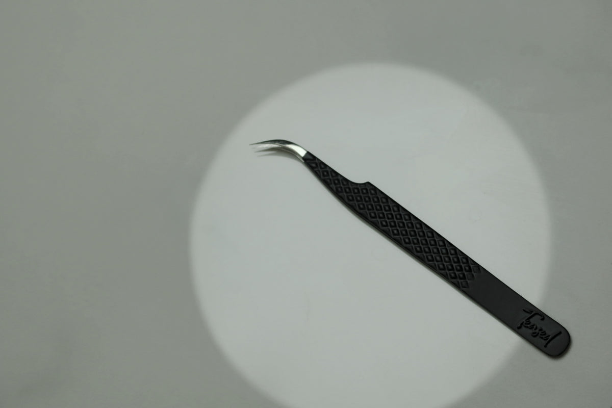 Teased Lash Tweezers