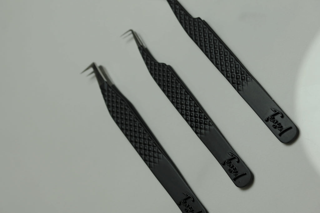 Teased Lash Tweezers